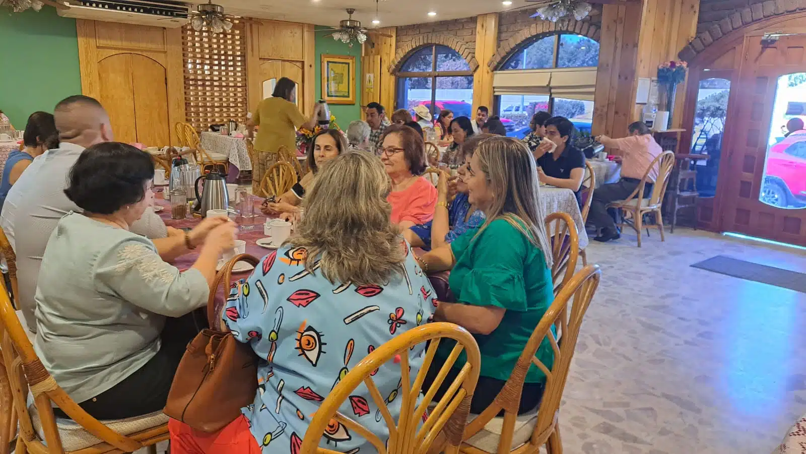 Clientes consumiendo al interior de un restaurante