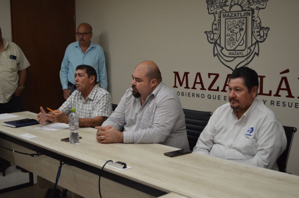 Martín Ochoa López reunido con funcionarios y pescadores