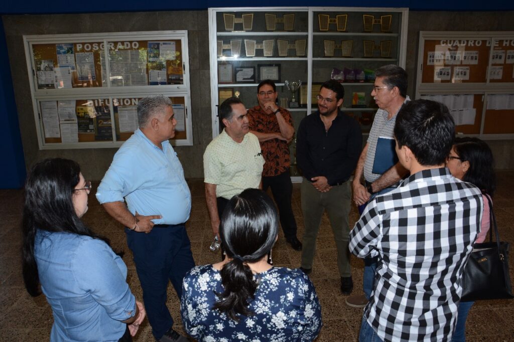 Jesús Madueña conversando con directivos y personal de la UAS