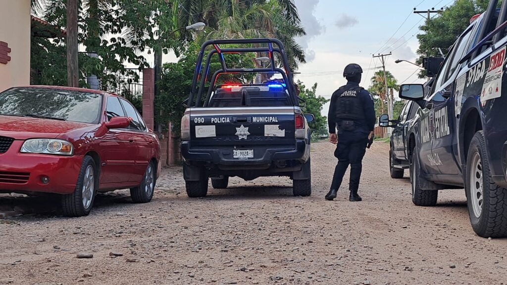 Presencia de las autoridades en el área acordonada