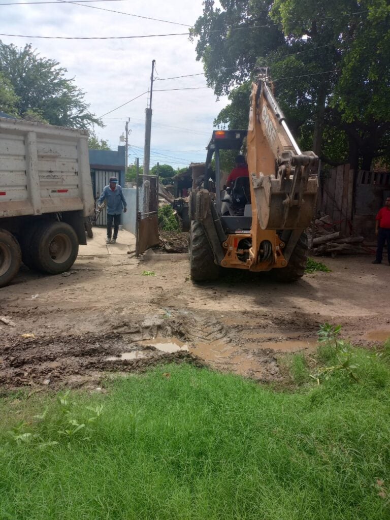 Personal de Obras Públicas, Servicios Públicos y Protección Civil con maquinaria para retirar escombros y limpiar el predio