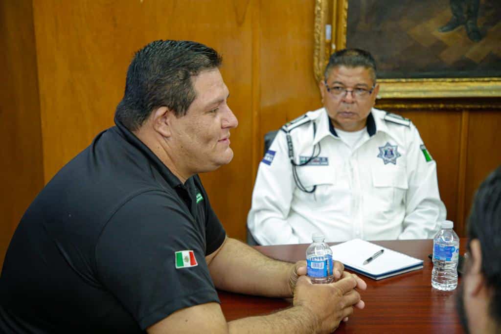 Reunión con autoridades municipales donde trataron el tema del basurón