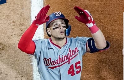 Joey Meneses portando el uniforme de Nacionales de Washington