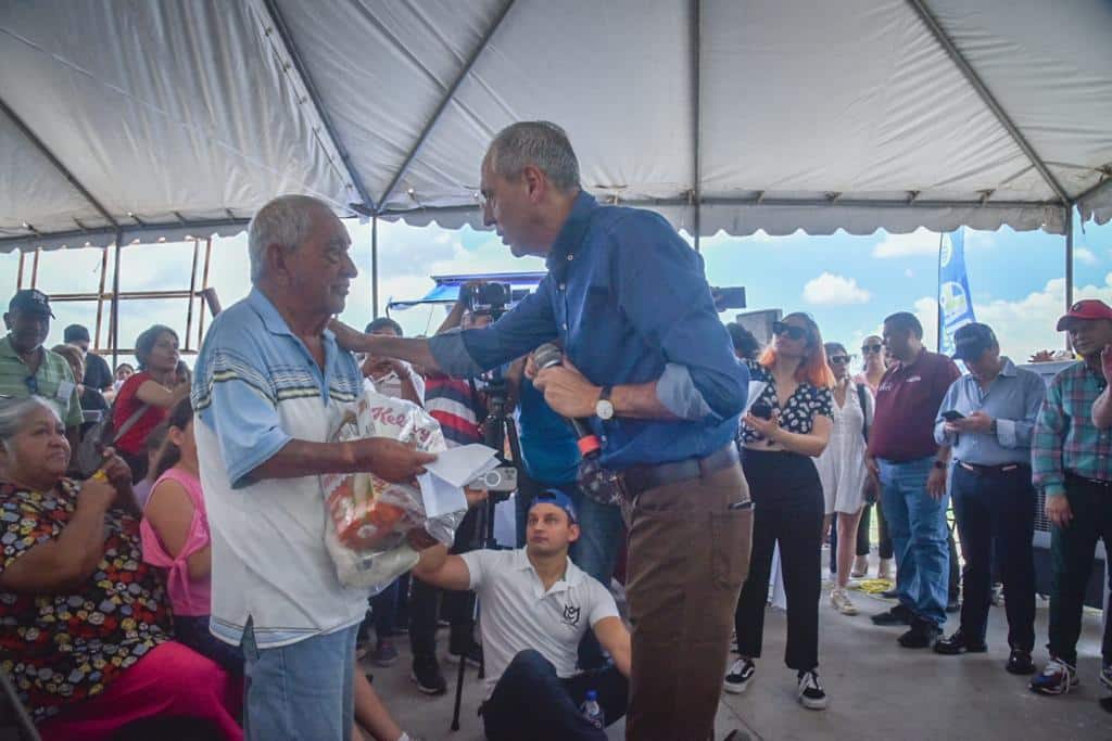Alcalde de Ahome entregando una despensa