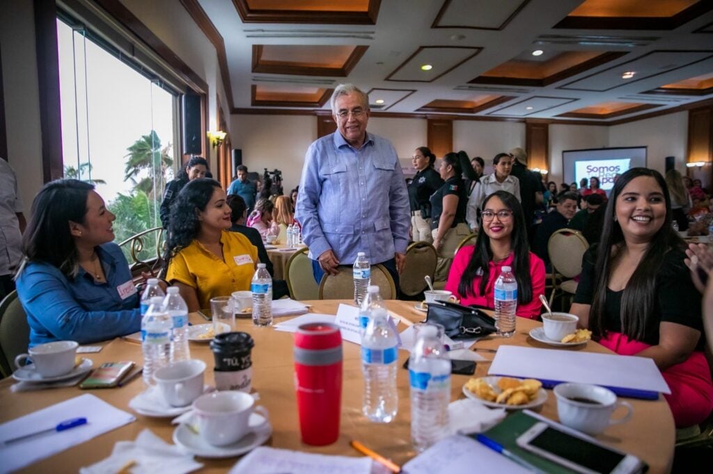 Rocha Moya junto a mujeres invitadas a la inauguración