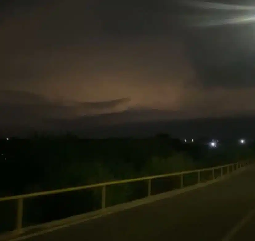 Cielo nocturno en Los Mochis, el cual presenta una banda nubosa que genera lloviznas y actividad eléctrica