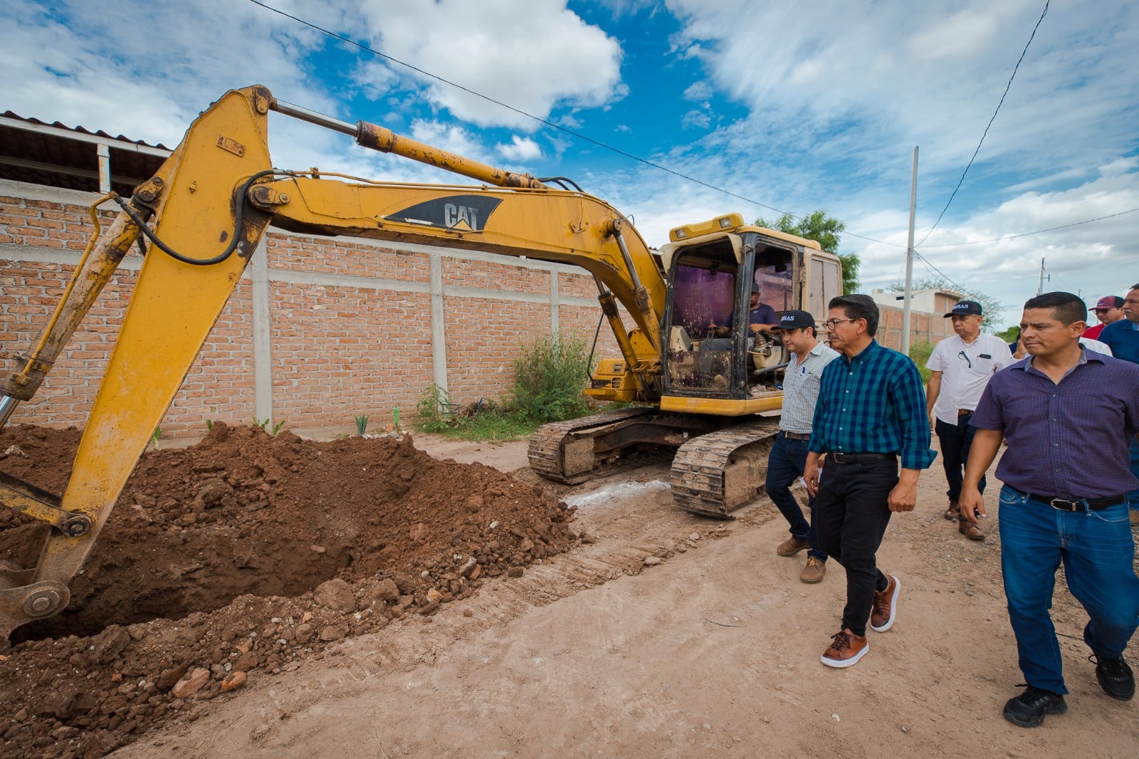 Alcalde de Guasave supervisando obras públicas en La Trinidad