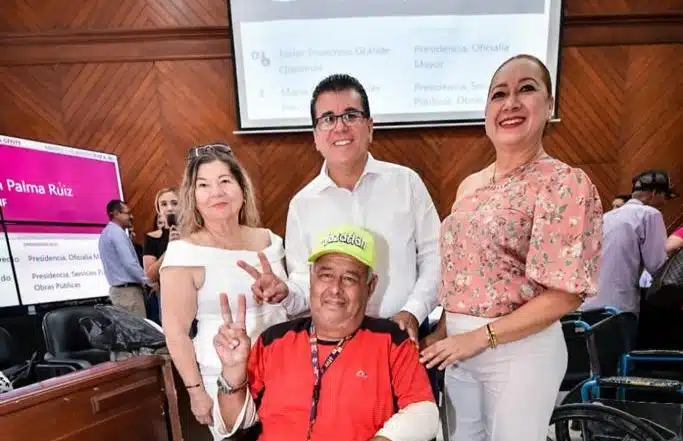 Don Jorge con su silla de ruedas, acompañado del alcalde Édgar González, la presidenta del Sistema DIF municipal, María Teresa Apodaca y la directora de esta dependencia, Armida Hernández