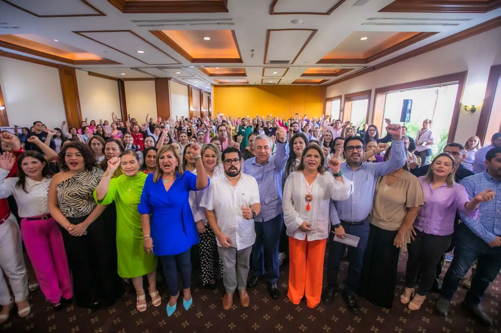 Gobernador de Sinaloa, alcalde de Culiacán y funcionarios públicos inaugurando el Encuentro Estatal “Somos tu Red de Apoyo”