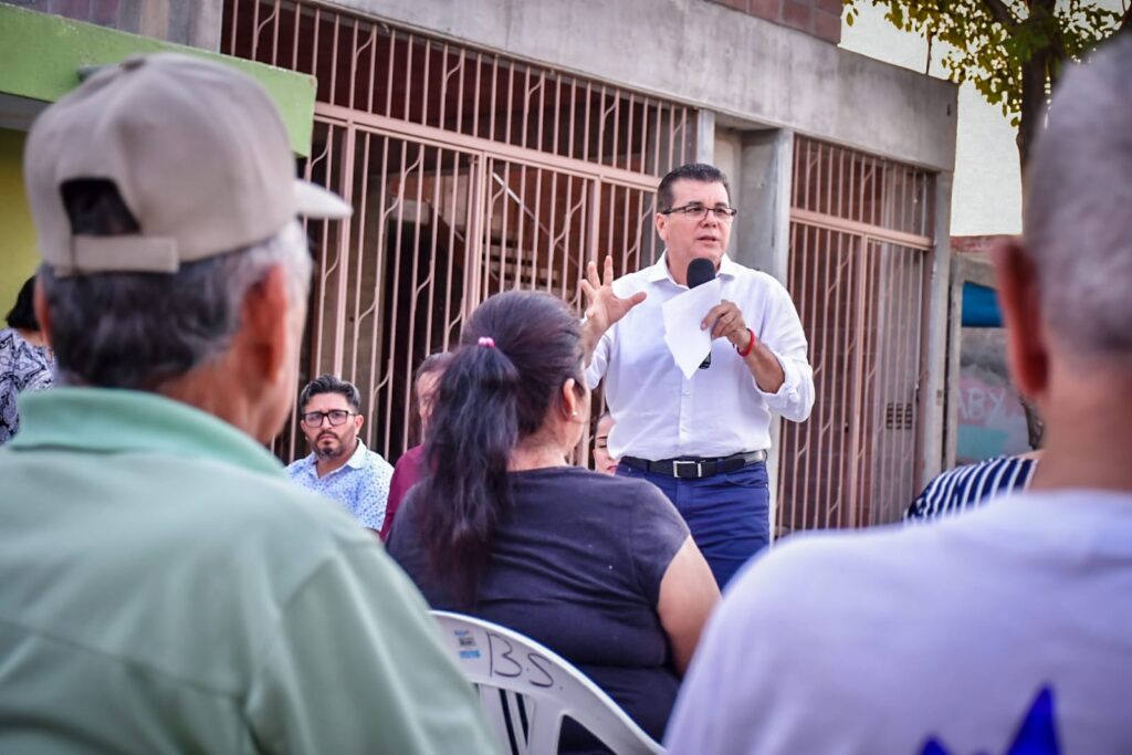 Alcalde de Mazatlán en pavimentación de la calle Tomás Urbnia