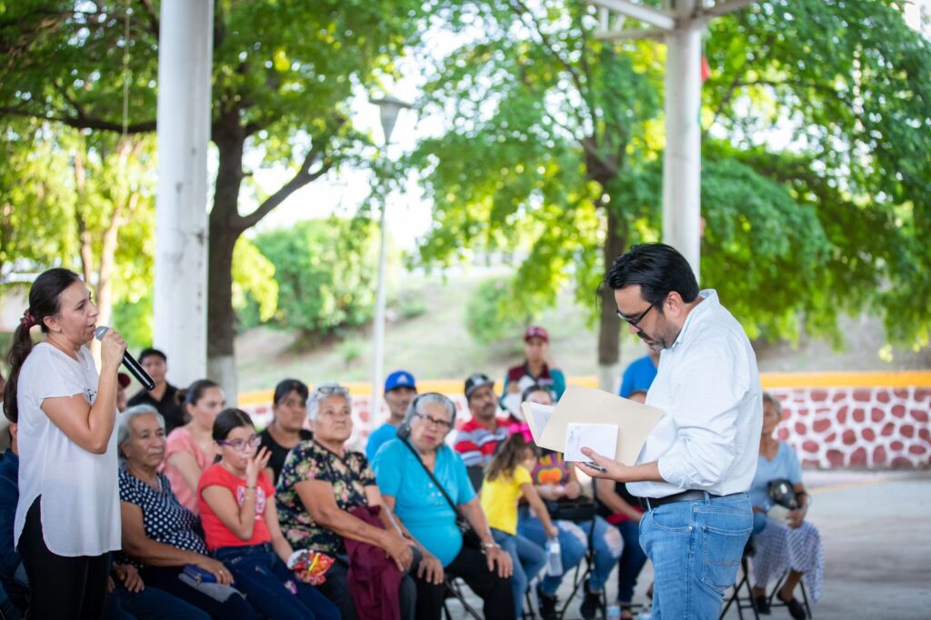 Alcalde Juan de Dios Gámez Mendívil durante la jornada de “Diálogos por el Bienestar” en El Salado