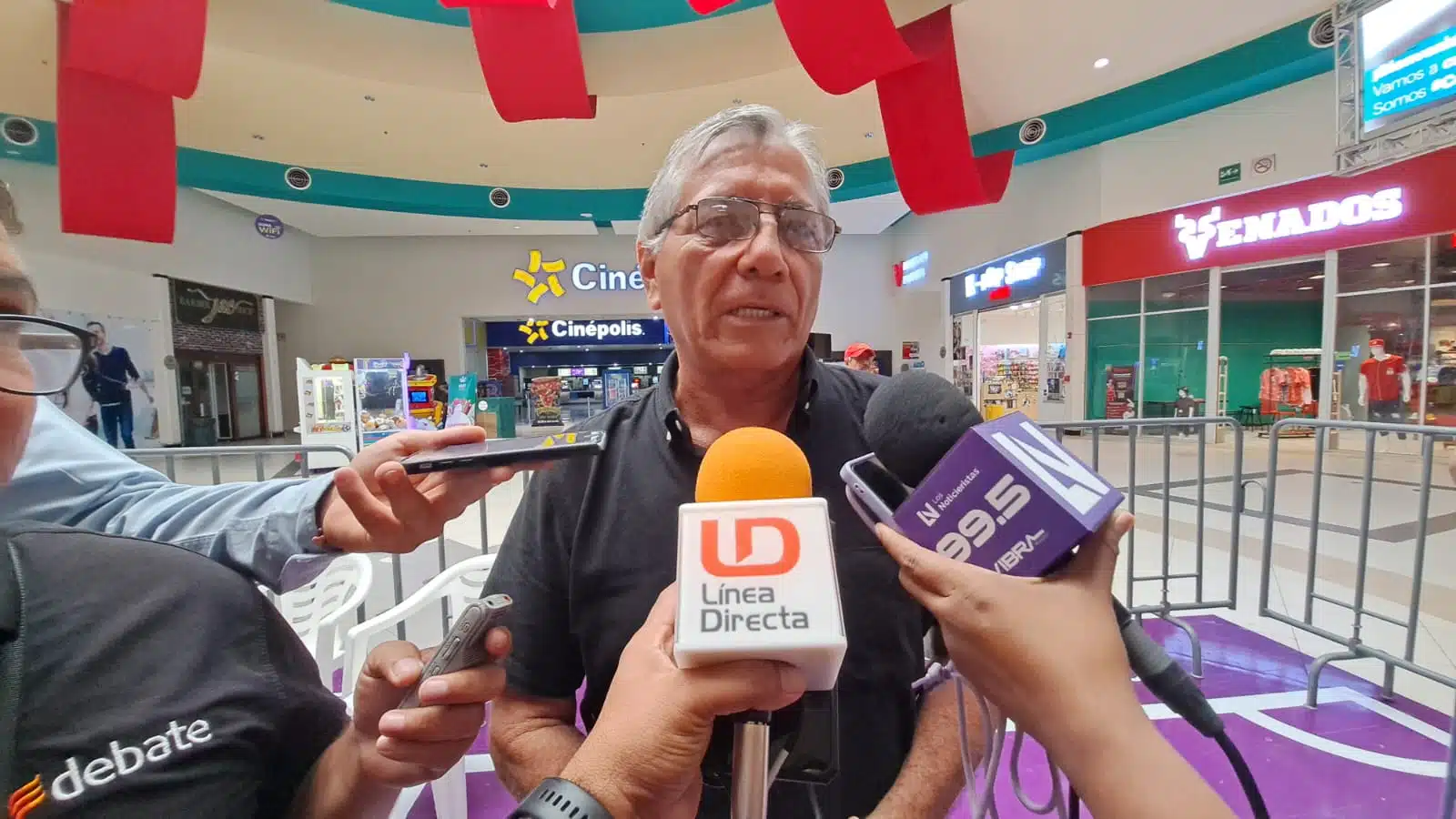 Alfredo Gómez Rubio entrevistado por medios de comunicación