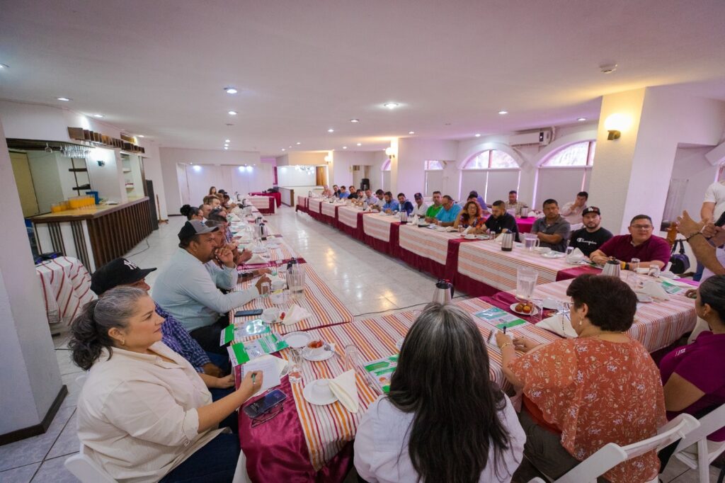 Organizadores y participantes de la Campaña de Registro Civil en Guasave