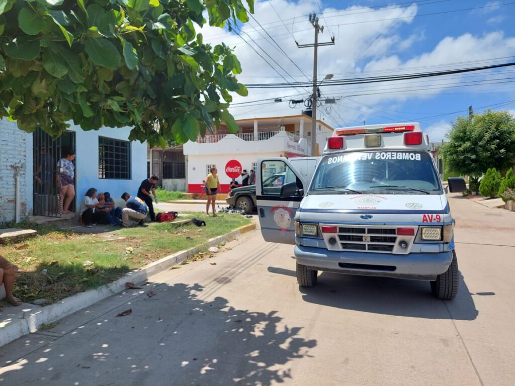 Paramédicos de Bomberos Veteranos auxiliando al afectado a las afueras de una vivienda