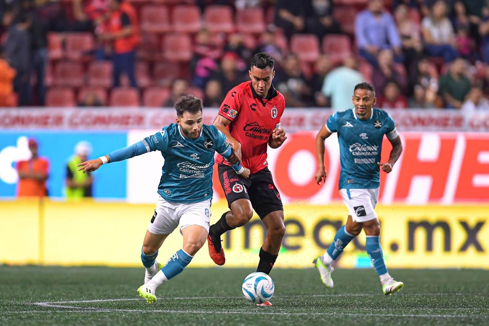 Jugadores de Mazatlán FC y Xolos en partido