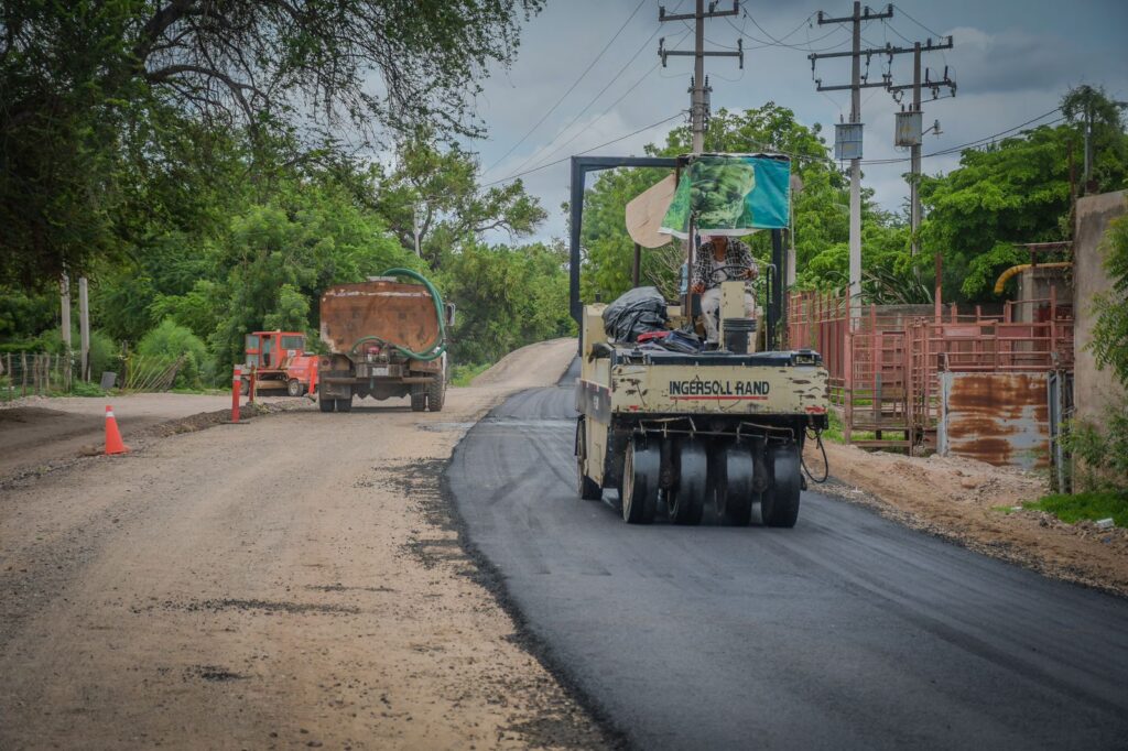 Colocan asfalto en conectividad con el malecón al rio en Guamúchil