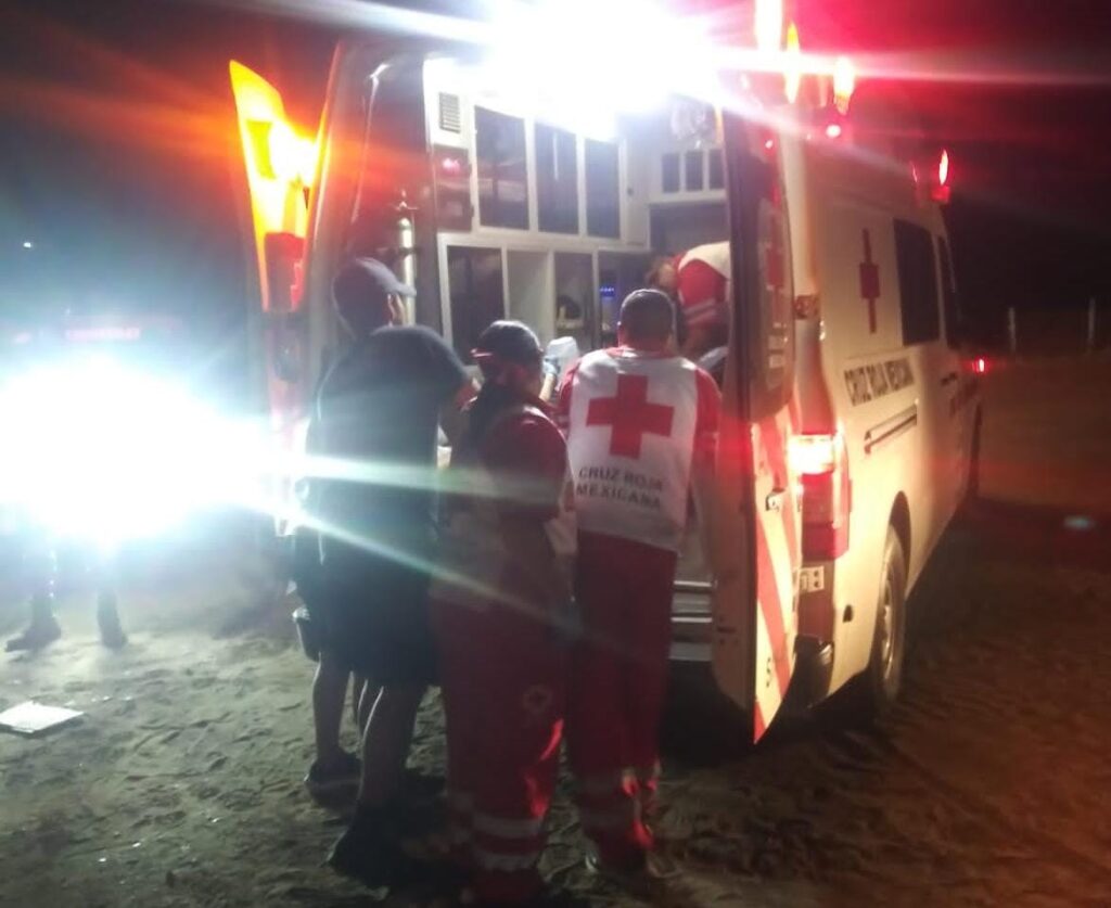 Personal de Cruz Roja subiendo al motociclista lesionado a la ambulancia