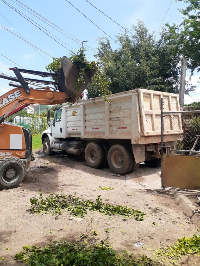 Personal de Obras Públicas, Servicios Públicos y Protección Civil con maquinaria para retirar escombros y limpiar el predio