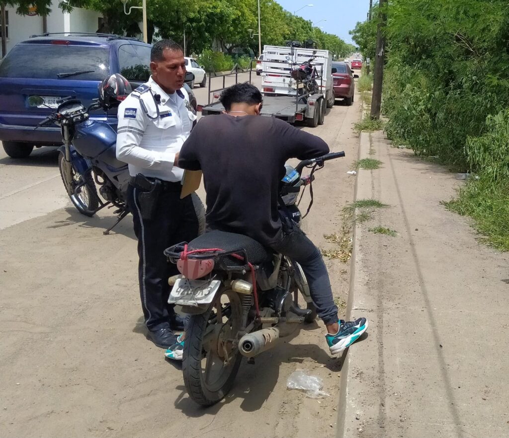 Personal de vialidad en detención de motociclista