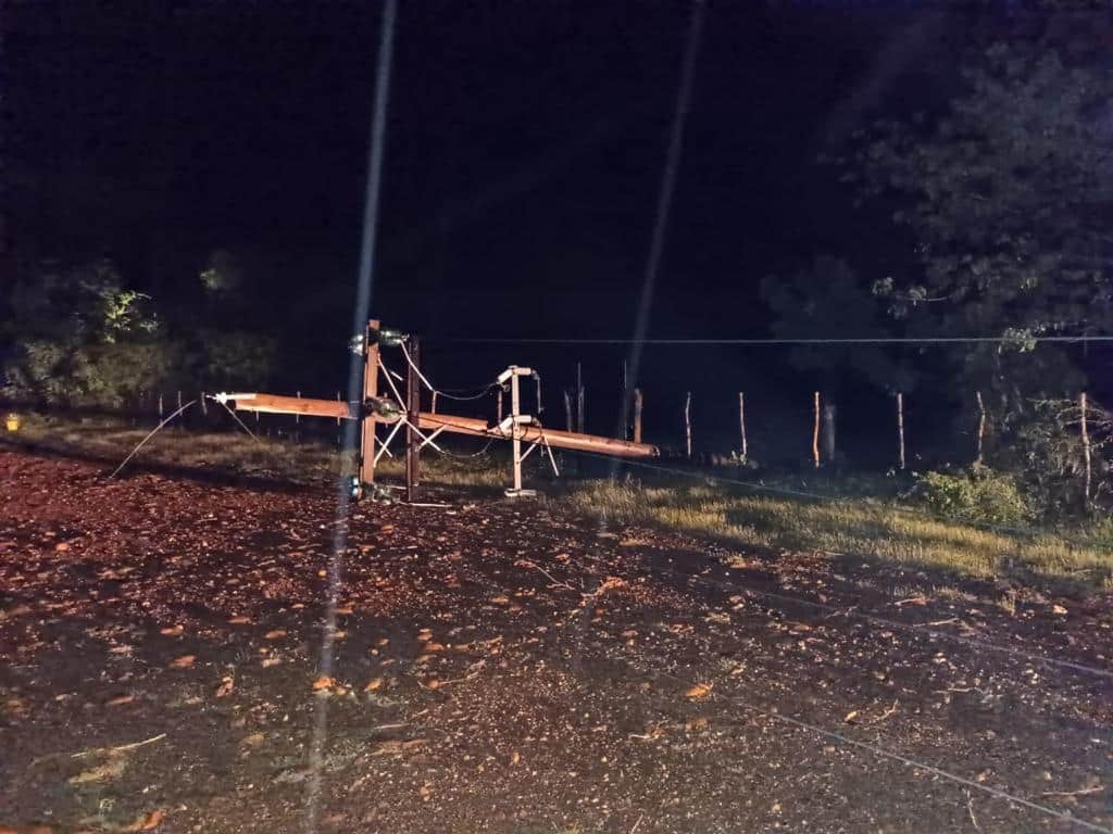 Poste de luz caído por las lluvias