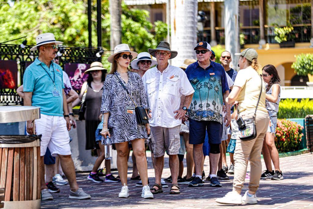 PERSONAS CAMINANDO EN MAZATLÁN