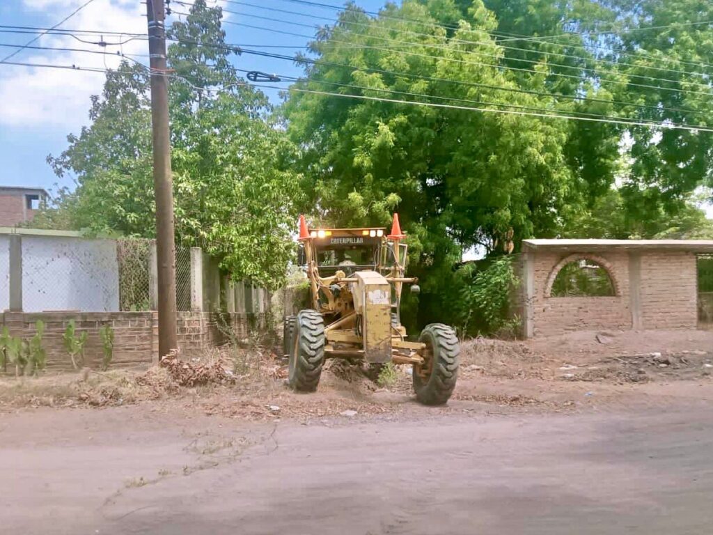 Maquinaria realizando trabajos en terreno