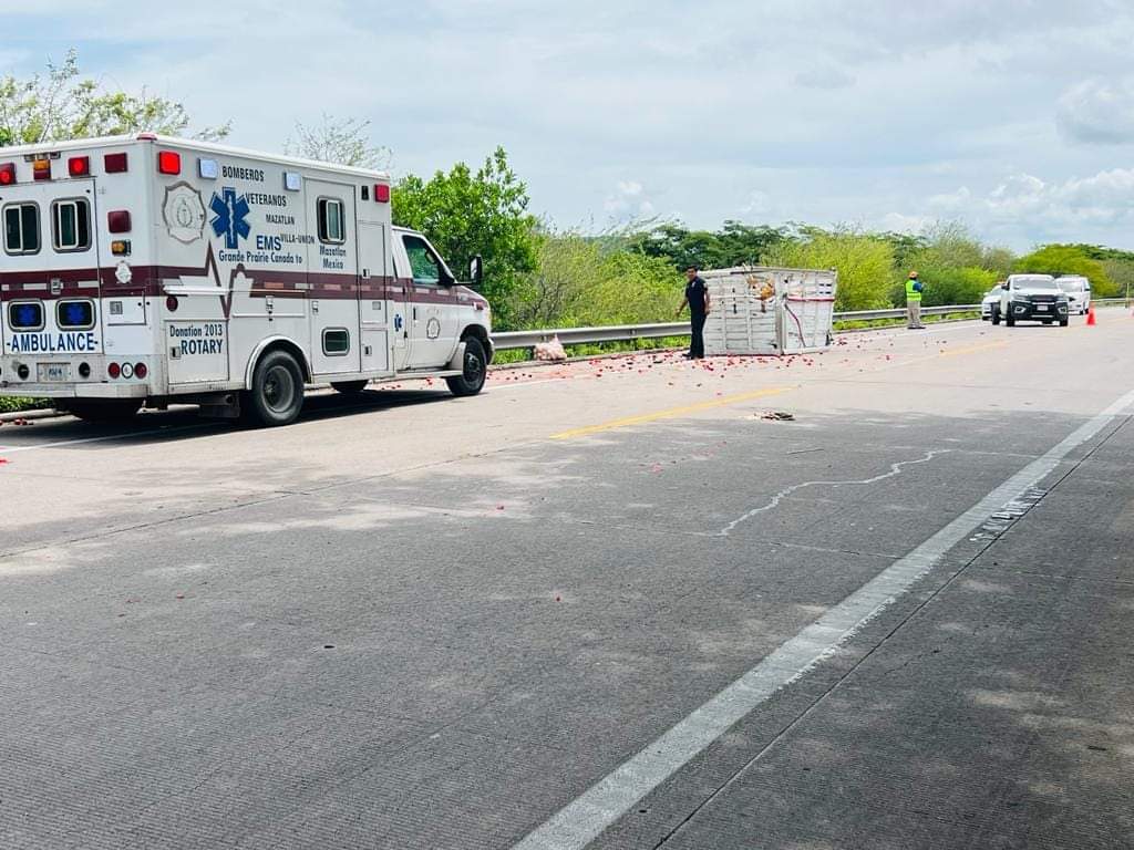 Ambulancia junto a caja de carga de donde se salieron los vegetales que transportaban