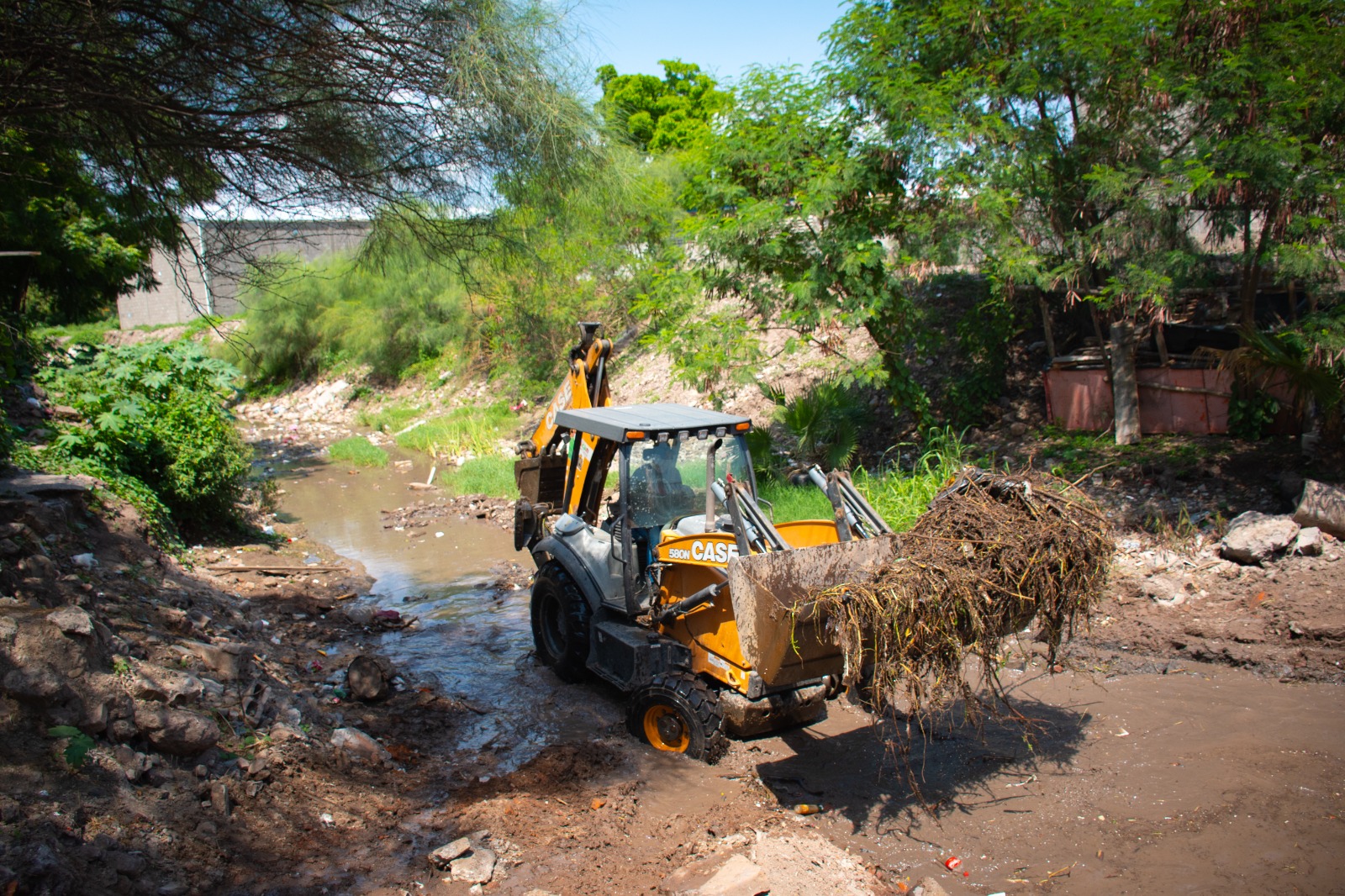 Maquinaria realizando limpieza en arroyo