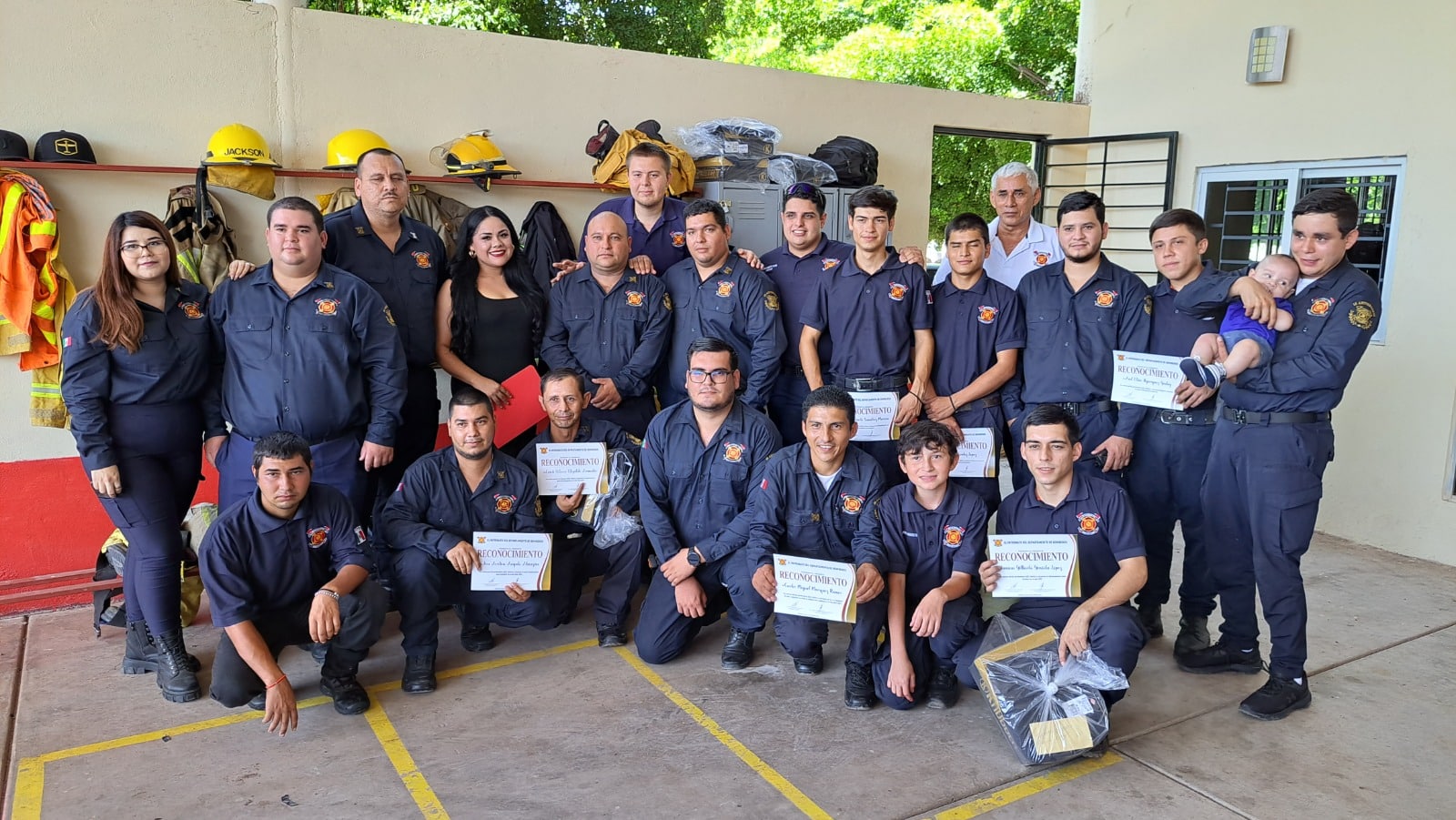 Elementos de Bomberos posando con sus reconocimientos en su día especial