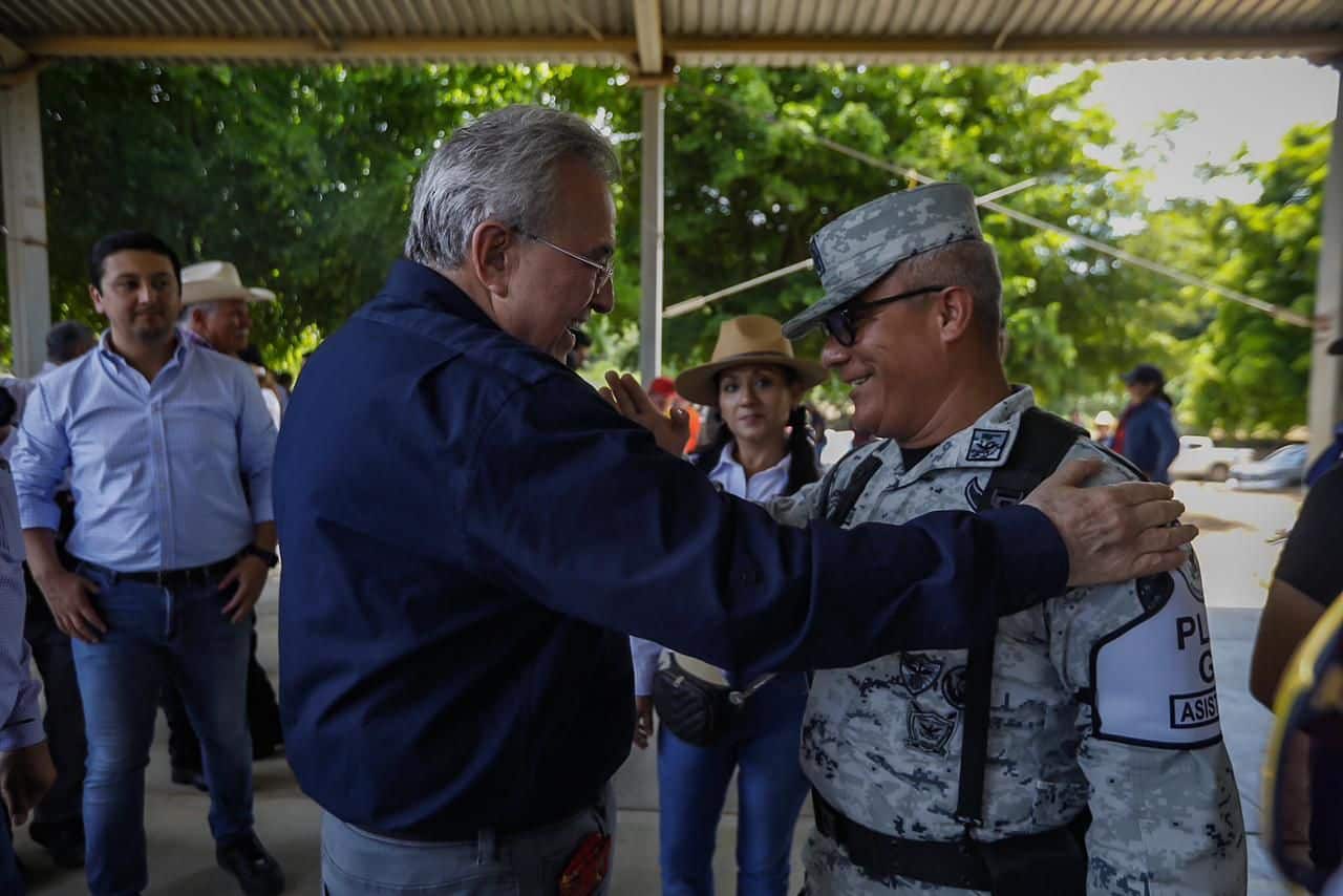 Gobernador Rocha saludando al comisario estatal de la Guardia Nacional en Sinaloa, Brigadier Fructuoso López Vallejo