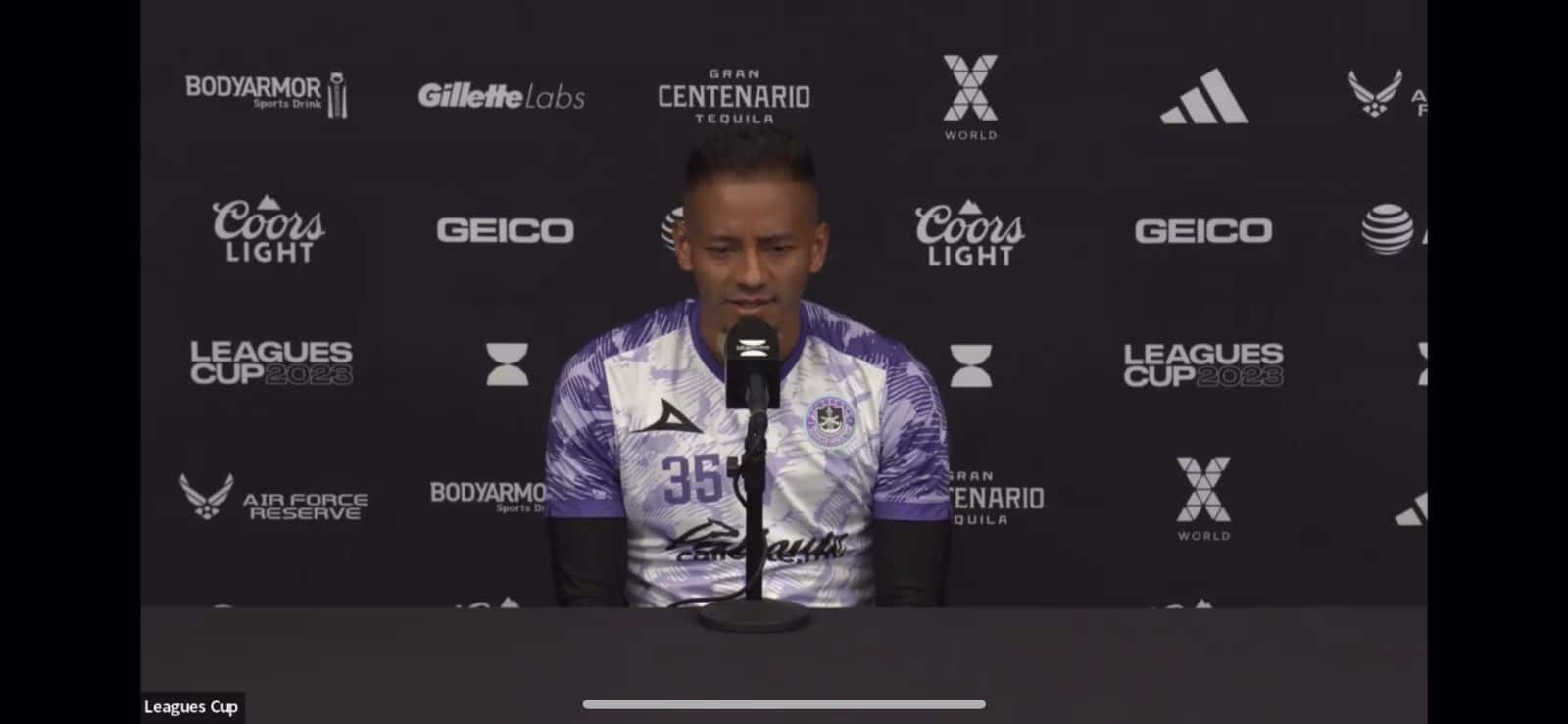 Jefferson Intriago, mediocampista ecuatoriano en rueda de prensa