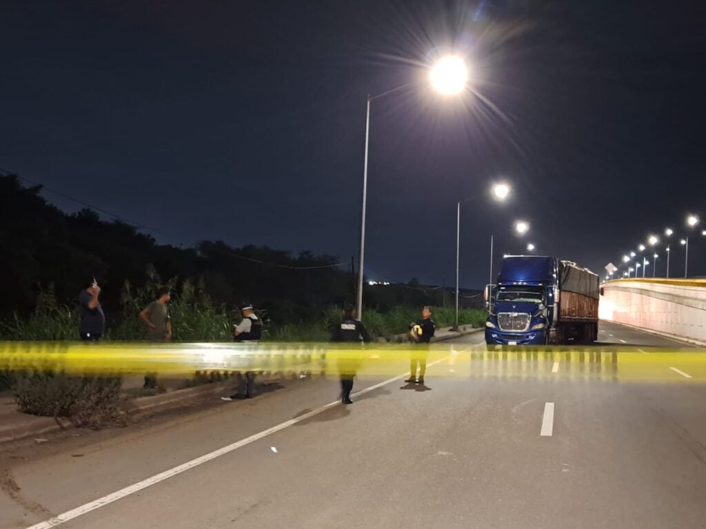 Autoridades en la zona acordonada donde yace detenido el tráiler, en La Costerita