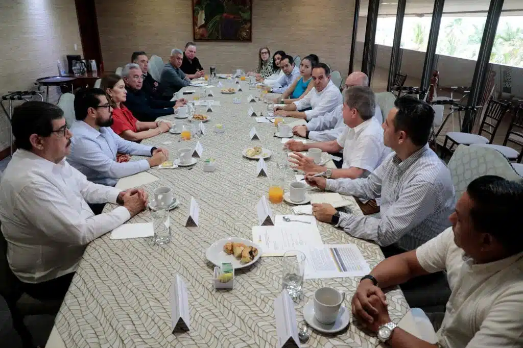 Gobernador de Sinaloa en la reunión con la coordinación general del Consejo Estatal de Seguridad Pública (CESP)