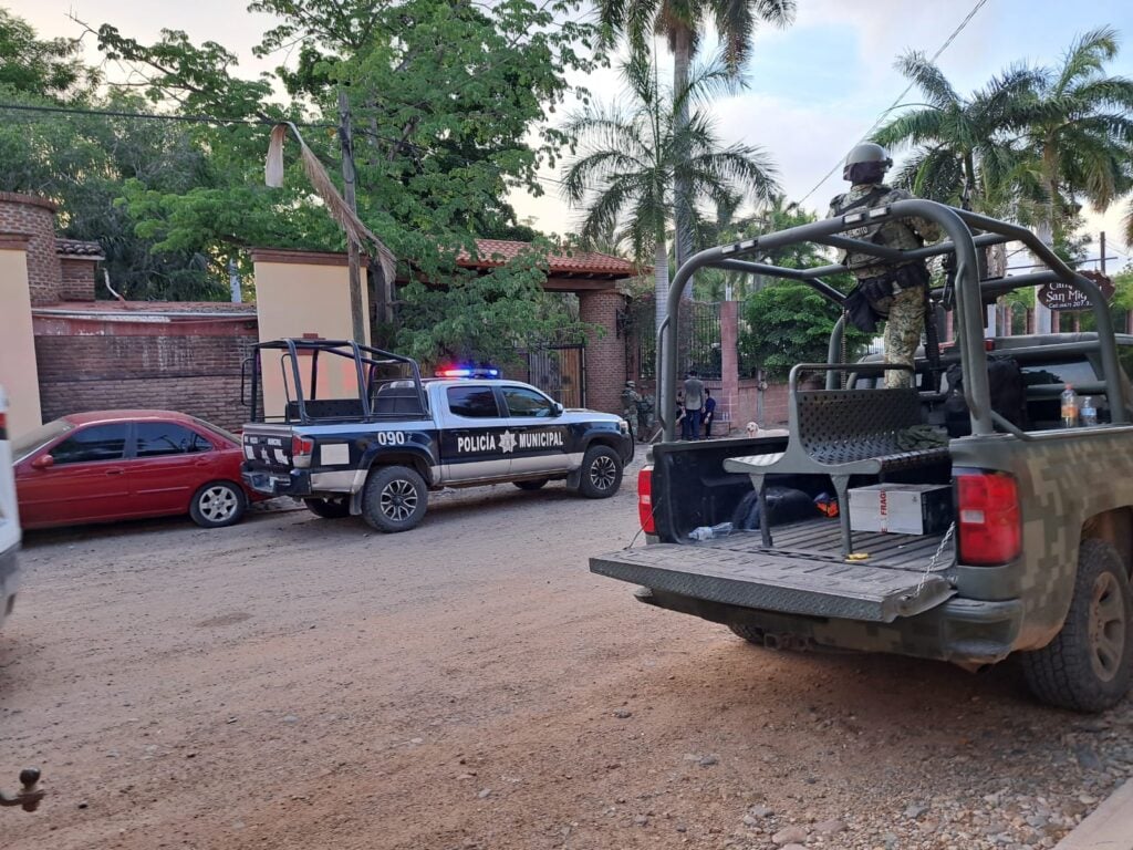 Presencia de las autoridades en el área acordonada