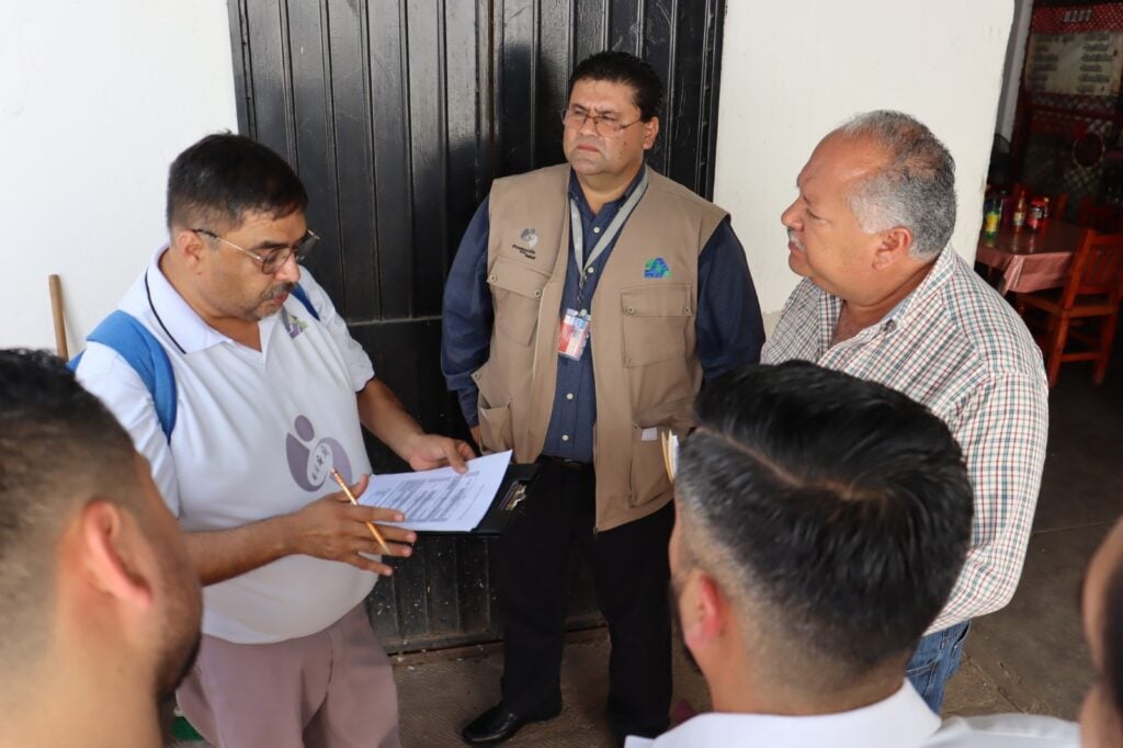 alcalde Rolando Mercado Araujo y Eduardo Chávez en el mercado municipal de Sinaloa de Leyva