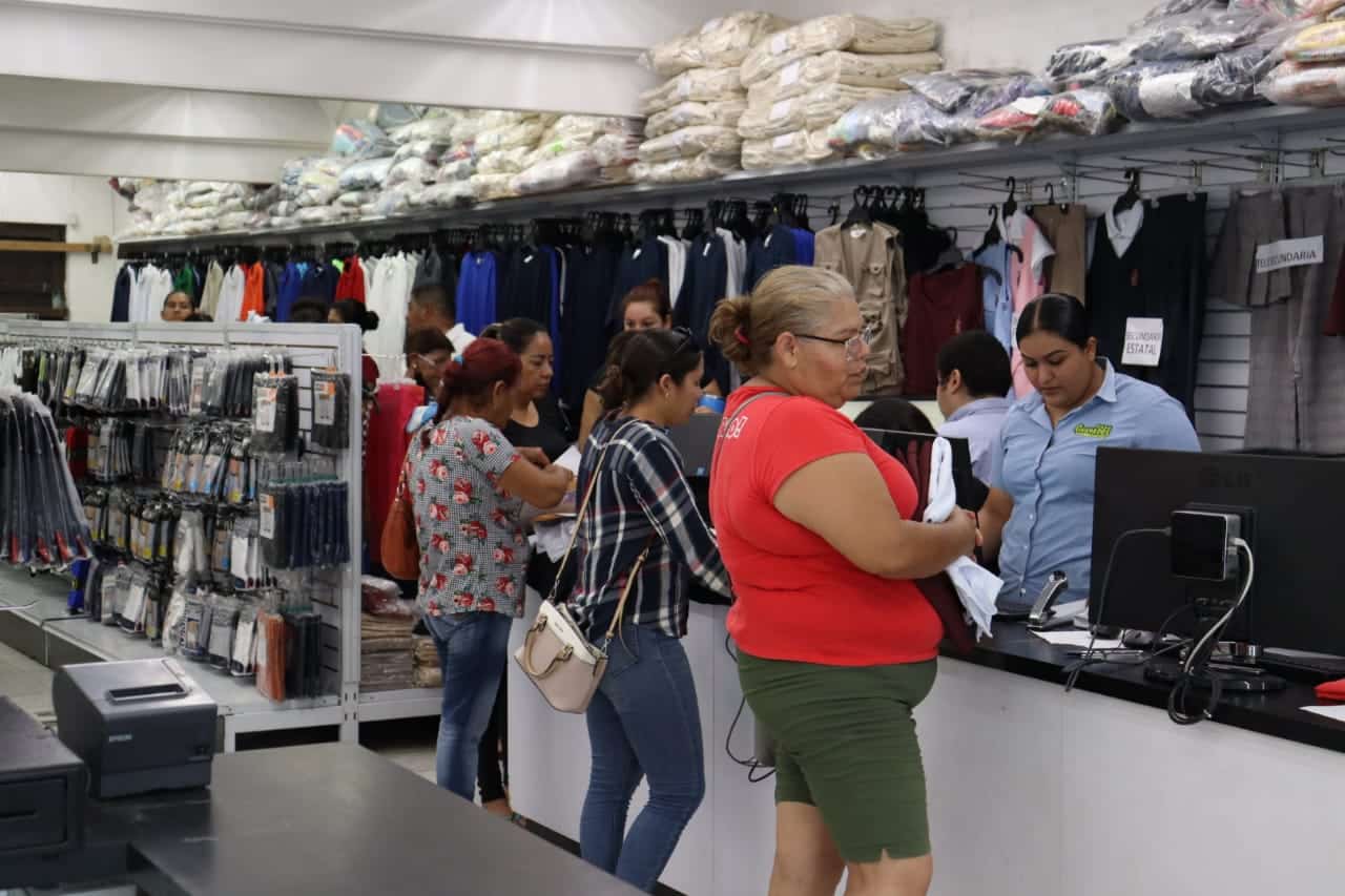 Madres de familia acudiendo al canje de uniformes escolares