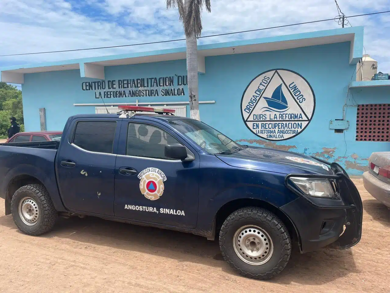 Vehículo de Protección Civil afuera de un centro de rehabilitación en Angostura