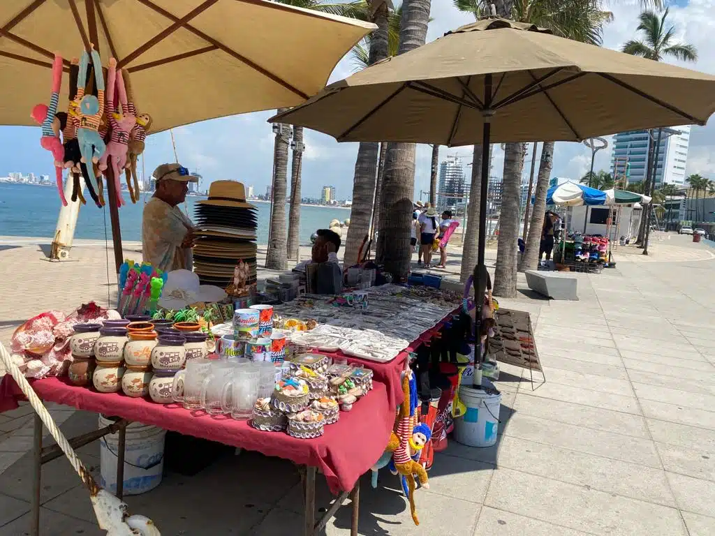 Tienda de souvenirs en el malecón de Mazatlán