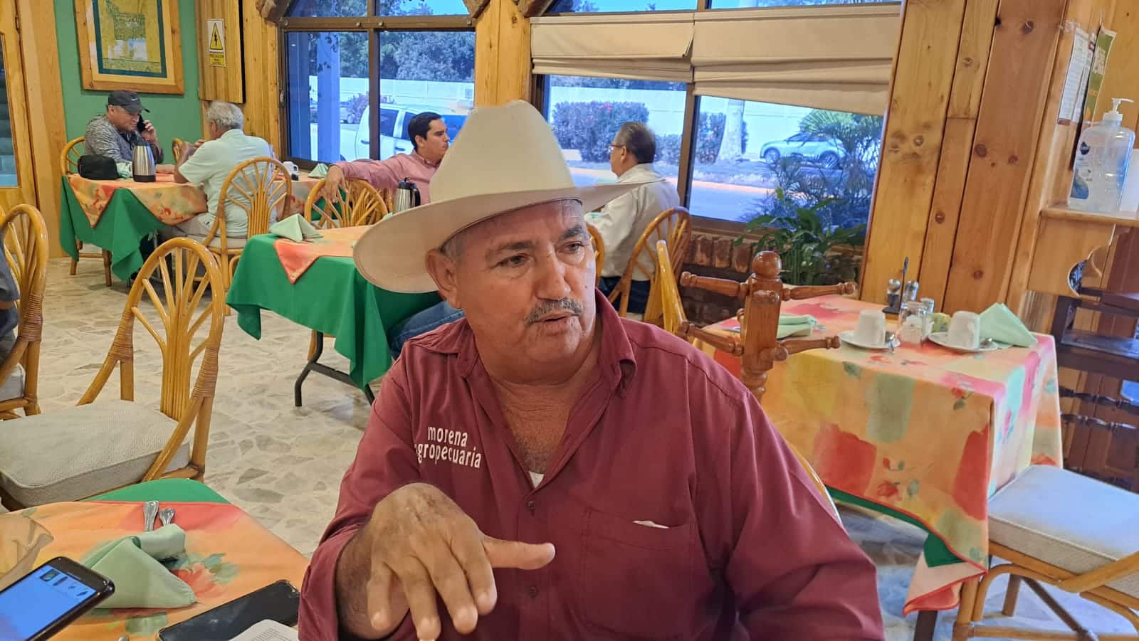 Ignacio Leal García al interior de un restaurante