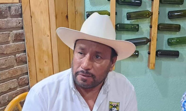 Agustín Espinoza Lagunas entrevistado por medios de comunicación