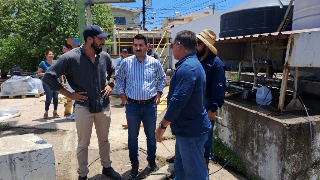 Director de Obras Públicas junto a trabajadores de la obra