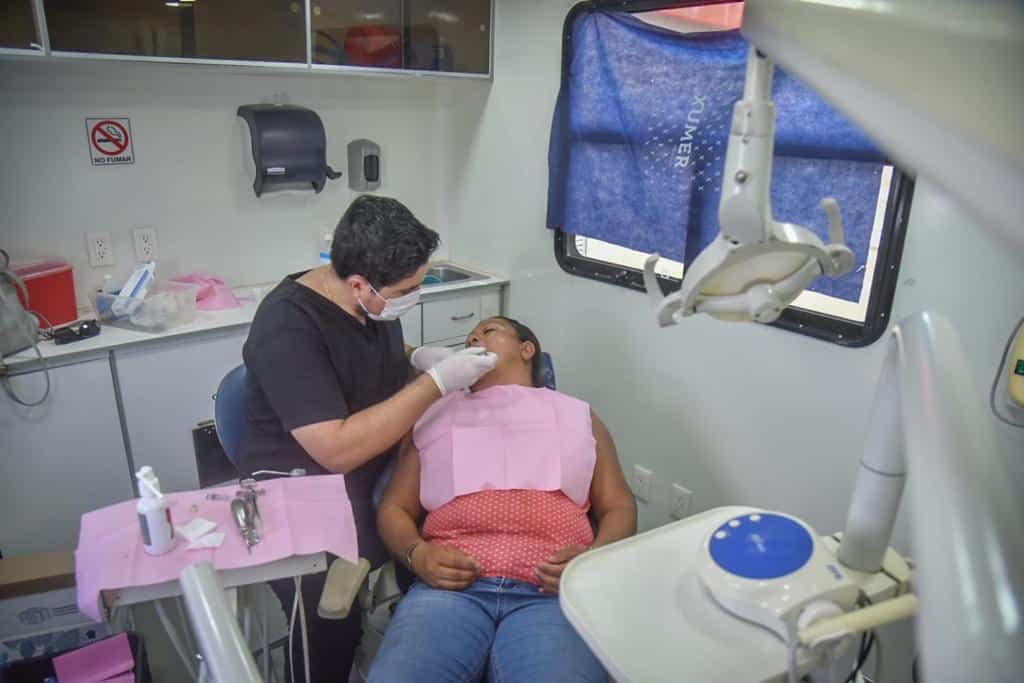 Especialista revisando la dentadura de una mujer