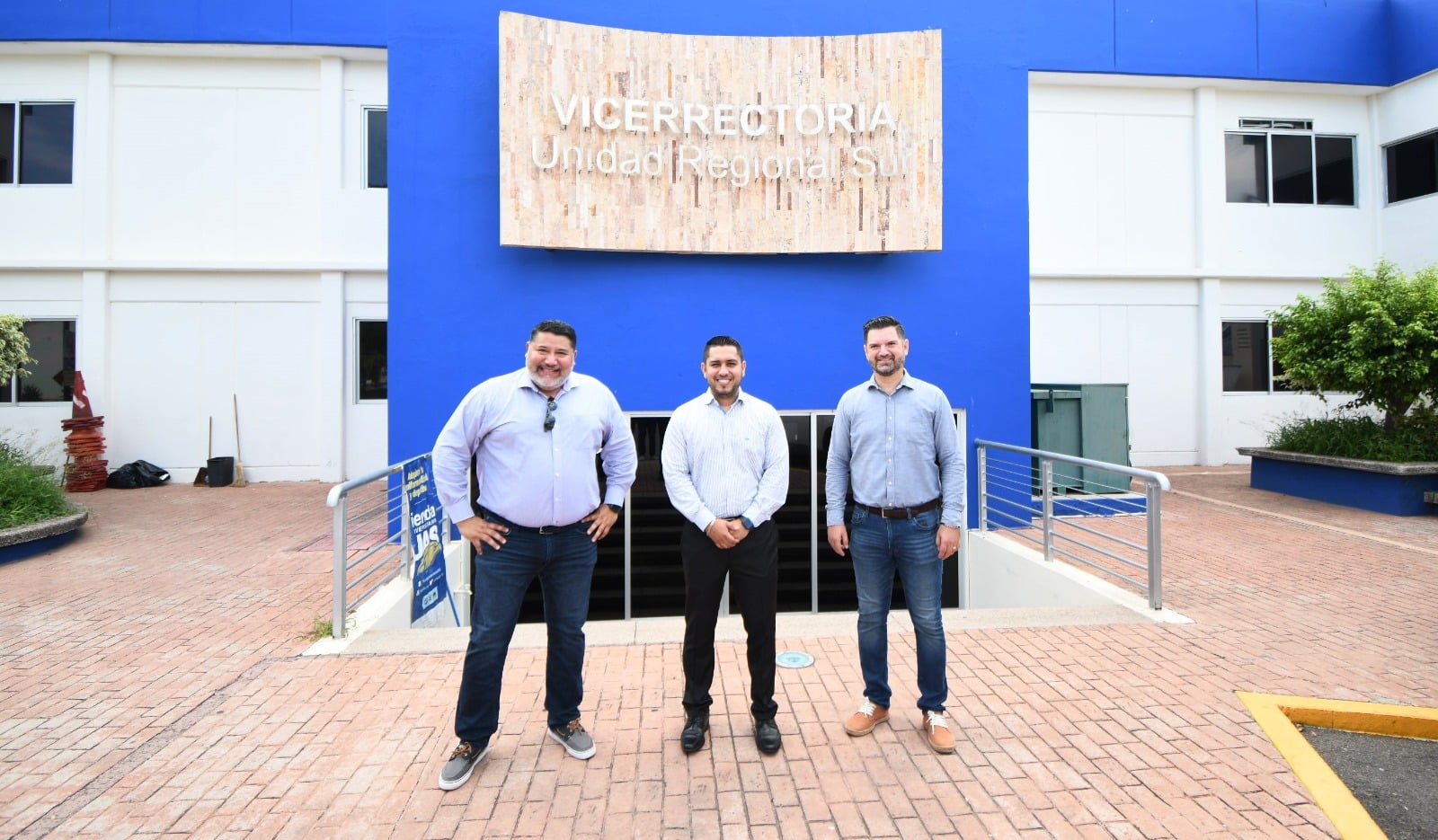 Vicerrector de la unidad regional sur de la UAS junto a otros funcionarios de la casa de estudios