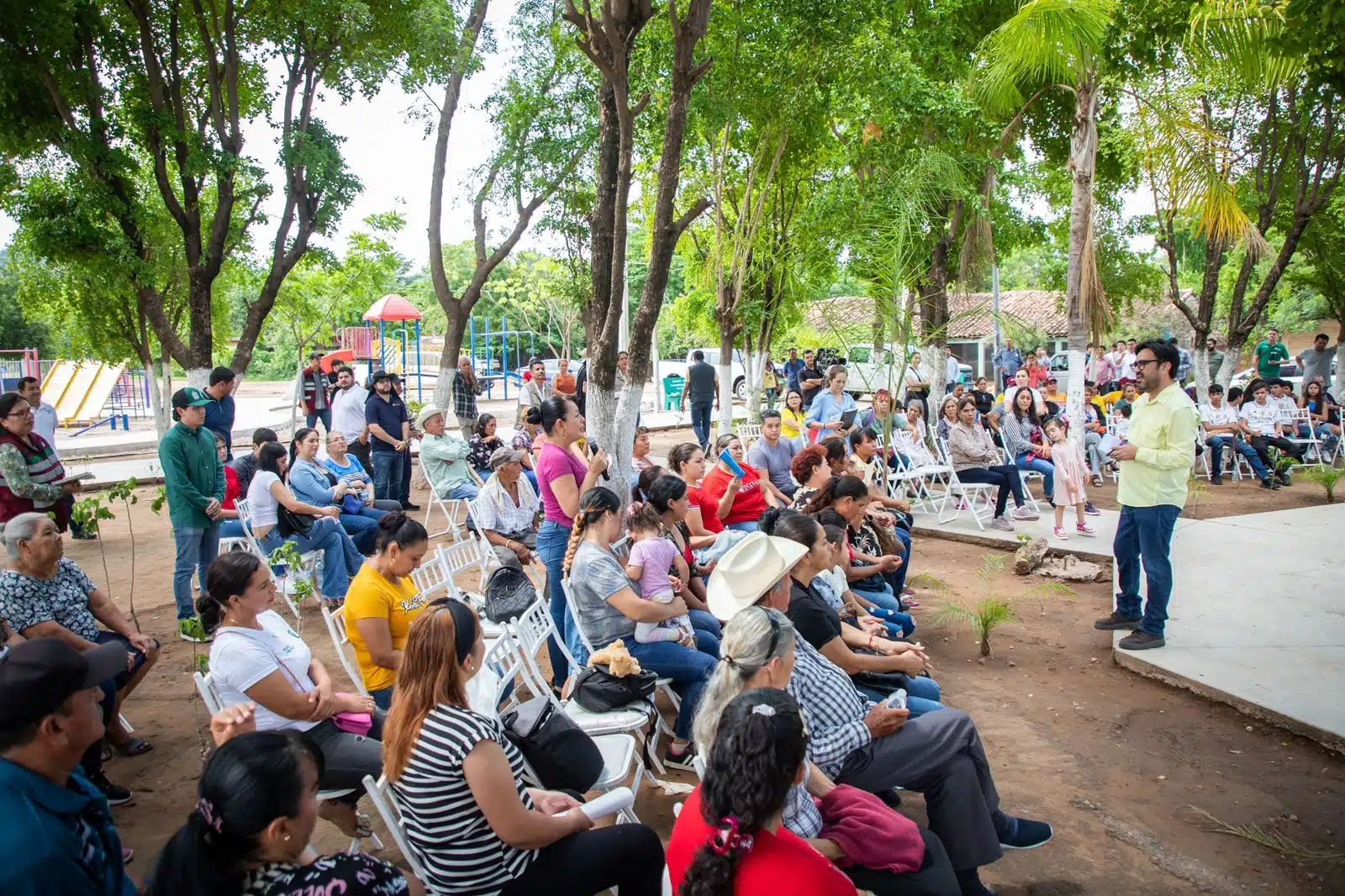 Acalde de Culiacán escuchando e interactuando con vecinos de la sindicatura de Tepuche