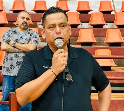 Felipe Juárez expresando unas palabras ante el fallecimiento de Julio César Romo