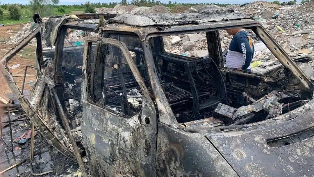 Camioneta incendiada, reducida a cenizas y fierros