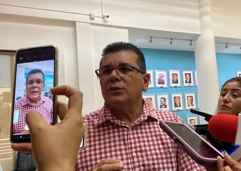 Alcalde de Mazatlán siendo grabado y entrevistado por medios de comunicación