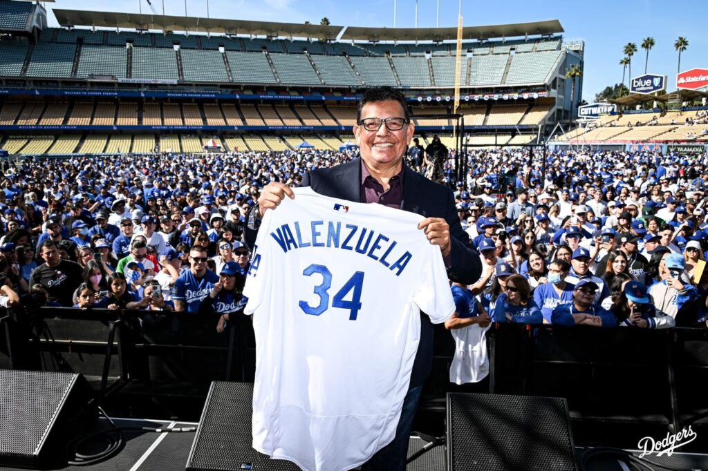 Fernando Valenzuela sosteniendo el jersey con su número exclusivo