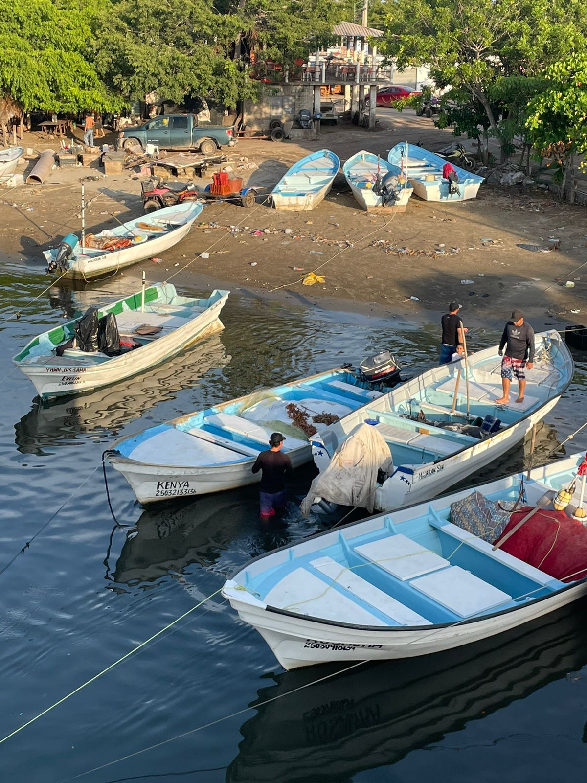 Pescadores preparando sus embarcaciones a la orilla del mar
