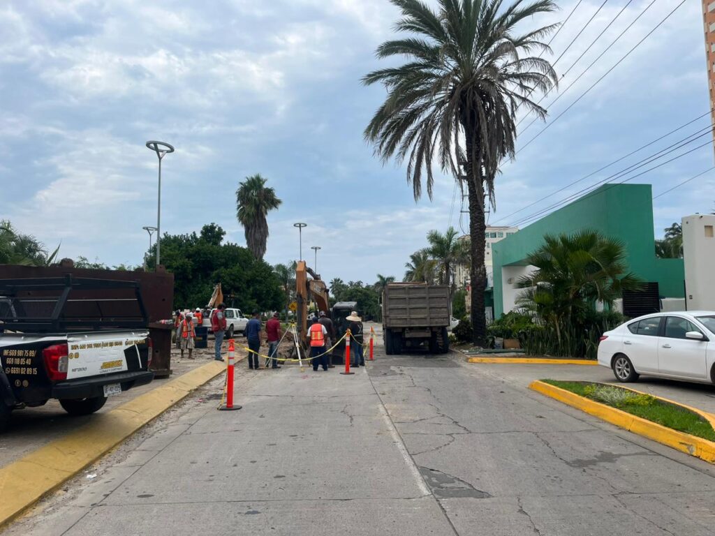 Trabajos de rehabilitación de la Junta Municipal de Agua Potable y Alcantarillado sobre la avenida Sábalo Cerritos